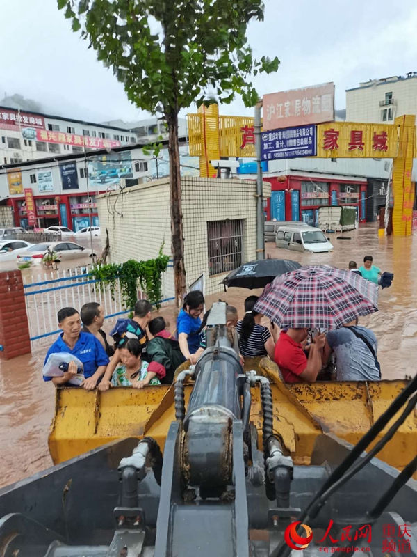 人民網(wǎng)報道：“我們是附近修路的央企，莫慌！”