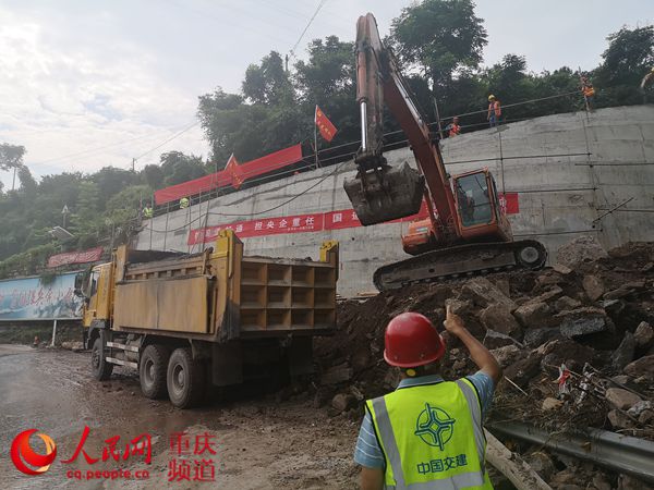 人民網(wǎng)報道；“路搶通啦，我們果農(nóng)高興慘了！”