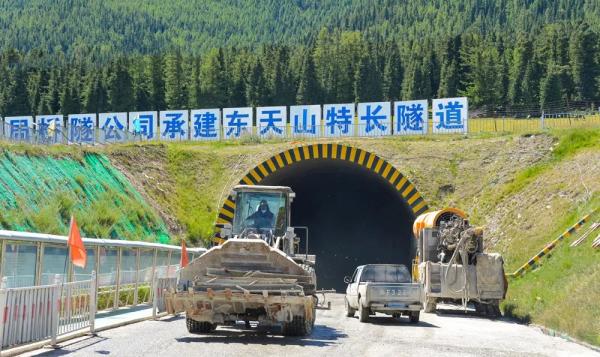 已掘進(jìn)8.3公里！全長11.77公里的東天山特長隧道建設(shè)進(jìn)展順利