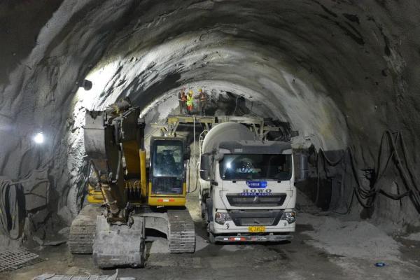 已掘進(jìn)8.3公里！全長11.77公里的東天山特長隧道建設(shè)進(jìn)展順利